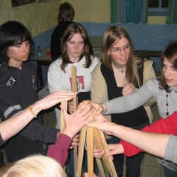 Het spel met de stokken - Toneelvereniging Plankenkoorts 